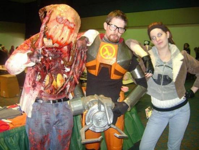 Gordon-Freeman-and-his-peeps-Half-life-fan-costume -Gordon-Freeman-and-his-peeps-Half-life-fan-costume.jpg