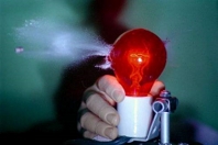 Фотография на забавен кадър -slow-motion-photography-light-bulb-bullet-explode.jpg